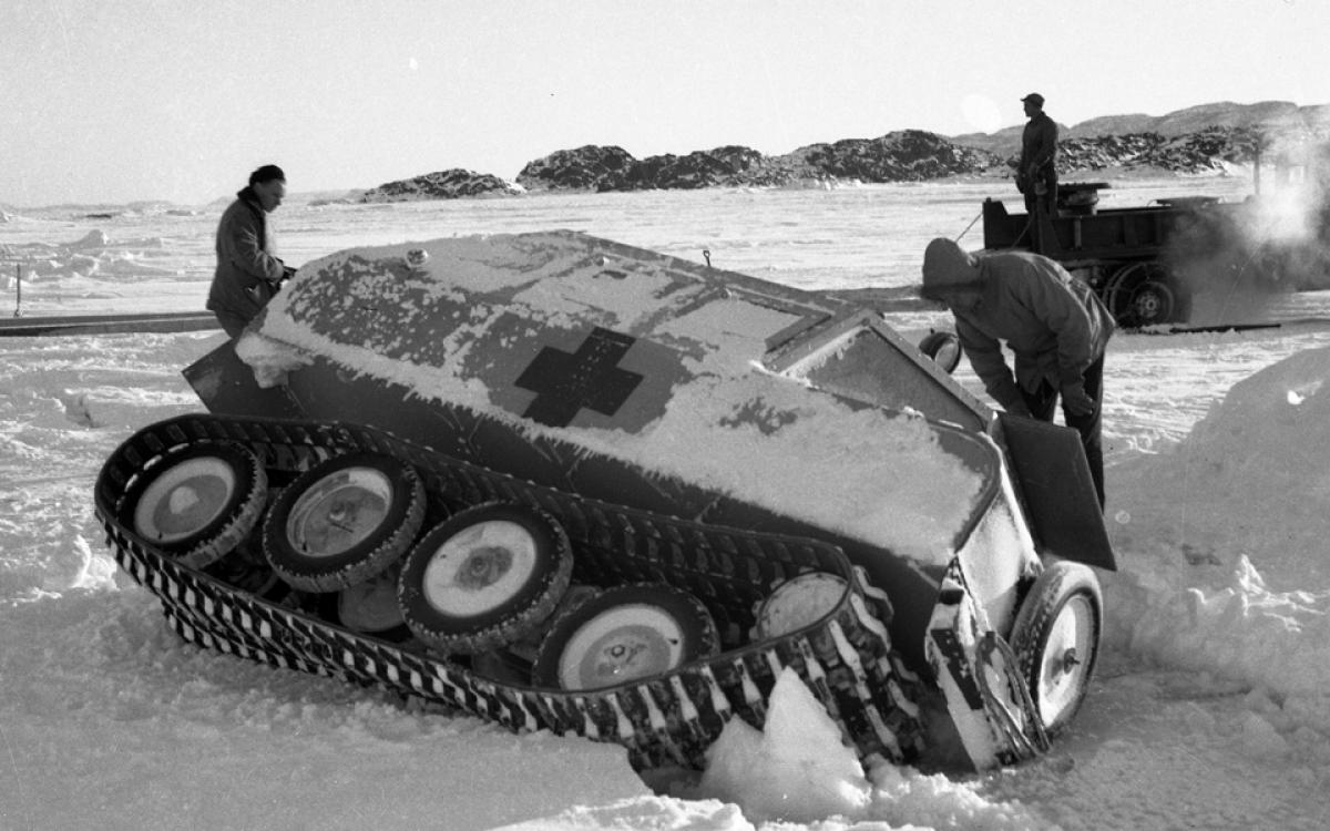 An "Penguin" snowmobile/tank falls through the ice. NWT Archives/Henry Busse/N-1979-052-2141