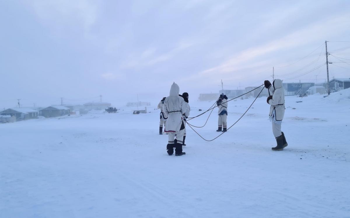 Artcirq playing string games in Iglulik