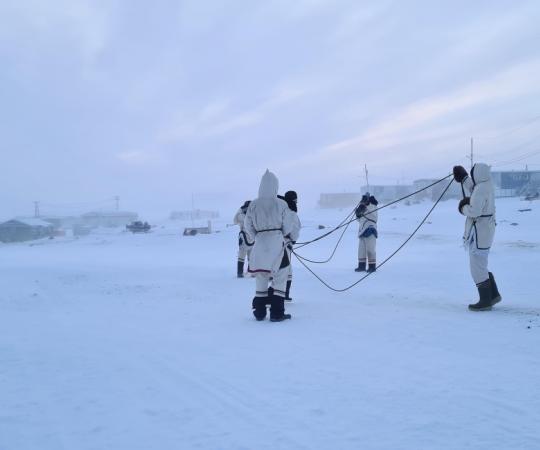 Artcirq playing string games in Iglulik